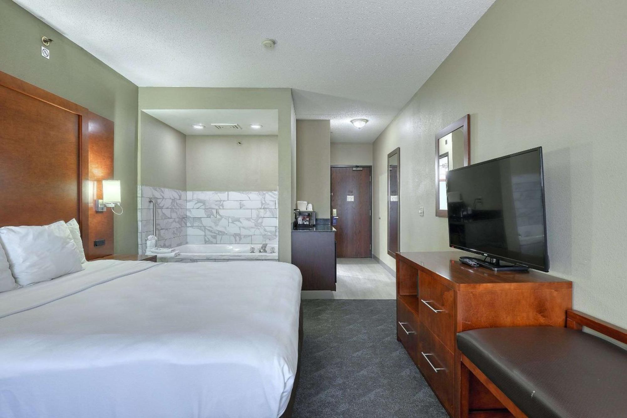 Comfort Suites Madison West - Middleton Exterior photo