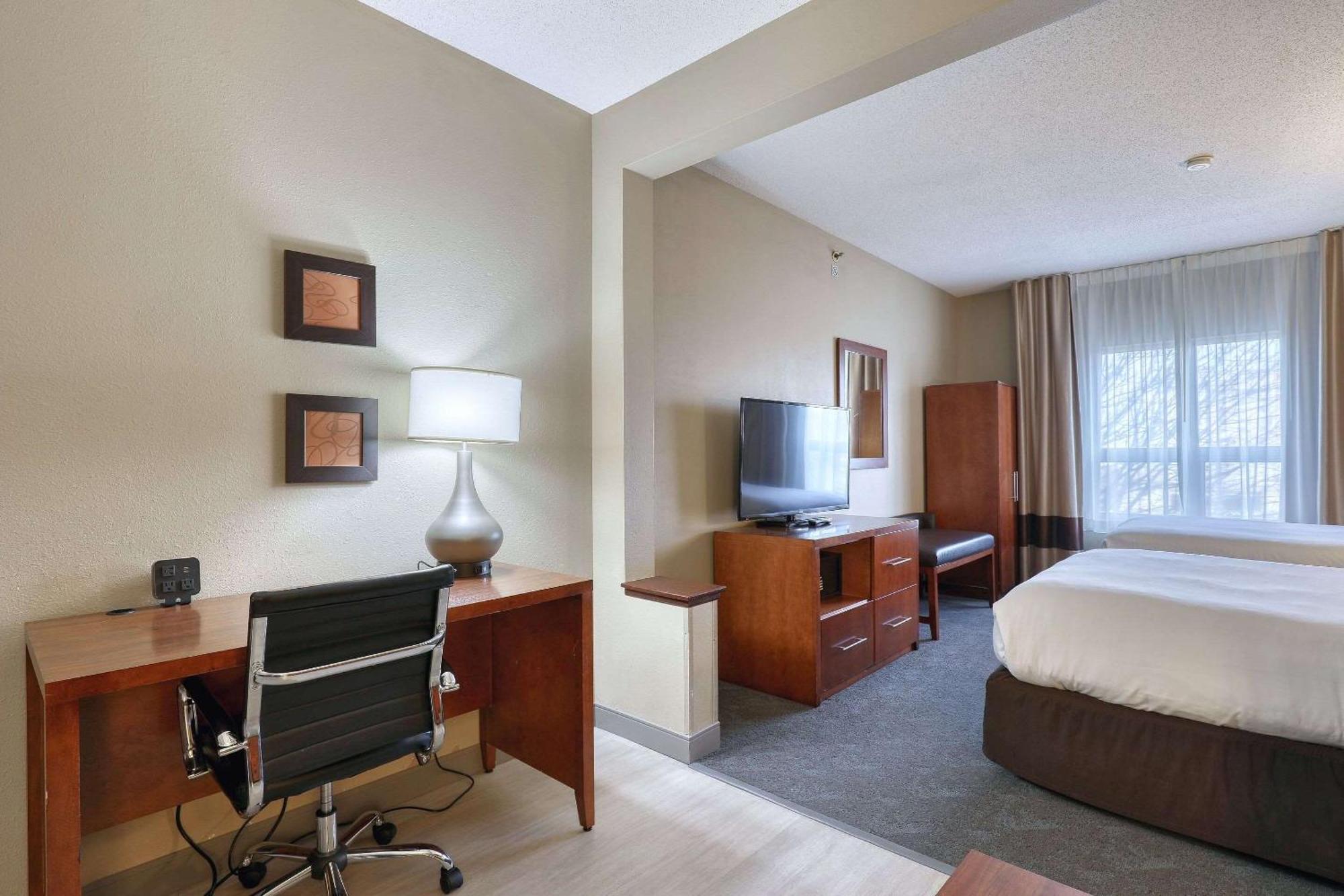Comfort Suites Madison West - Middleton Exterior photo